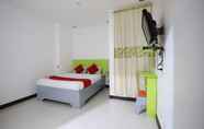 Kamar Tidur 3 OYO 210 Apple Tree Suites