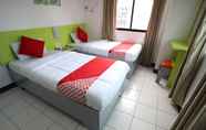 Kamar Tidur 4 OYO 210 Apple Tree Suites