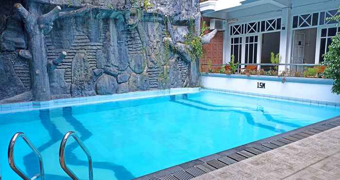 Swimming Pool Hotel Cristalit