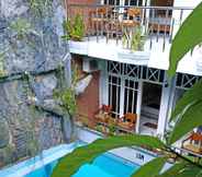 Swimming Pool 2 Hotel Cristalit