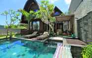 Kolam Renang 7 Raja Woods Villa