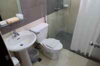 Toilet Kamar Empire Suites Hotel