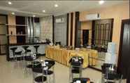 Restoran 4 RedDoorz Plus near Simpang Rimbo Jambi