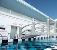 Kolam Renang 6 W Clark Hotel and Resort
