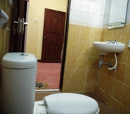 In-room Bathroom 7 Hotel Dewi