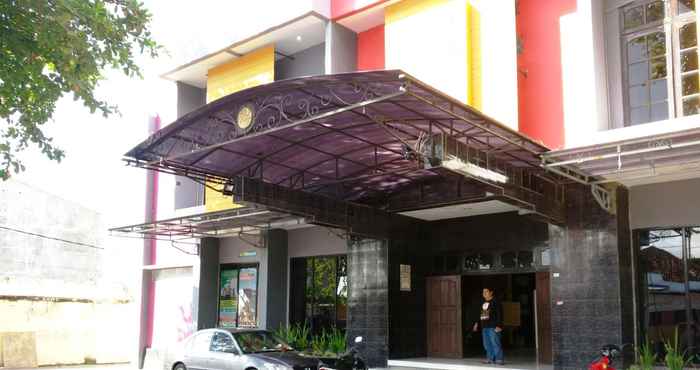 Bên ngoài Hotel Dewi