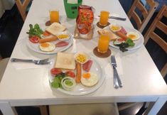 Restaurant 5 eat-Ting Cafe' and Hostel