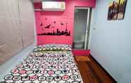 Kamar Tidur 3 eat-Ting Cafe' and Hostel