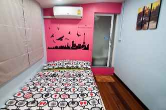 Bedroom 4 eat-Ting Cafe' and Hostel