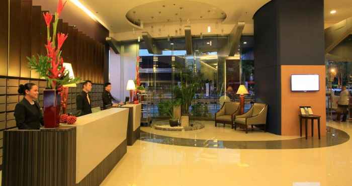 Lobi The Malayan Plaza Hotel