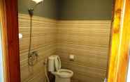 Toilet Kamar 6 Ridho Malik Hotel and Spa