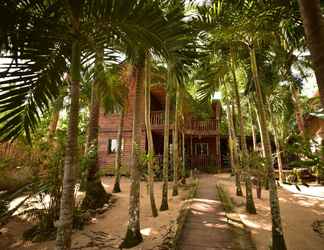 Exterior 2 La Salangane Caalan Beach Villa