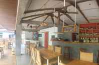 Bar, Cafe and Lounge La Salangane Caalan Beach Villa