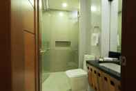 Toilet Kamar One Vittoria Hotel 