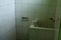 In-room Bathroom Bayu Murti 1 Guest House