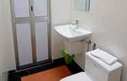 Toilet Kamar 6 Hotel Avenue