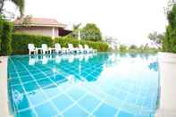 สระว่ายน้ำ Phetnamneung Resort