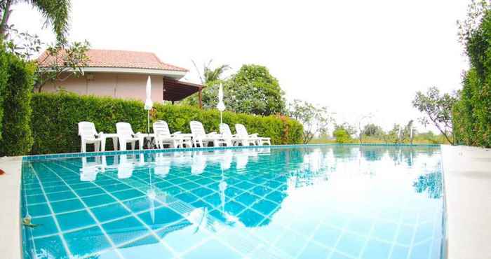 สระว่ายน้ำ Phetnamneung Resort
