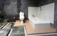 Toilet Kamar 3 Air Sanih Homestay