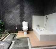 In-room Bathroom 3 Air Sanih Homestay