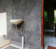 In-room Bathroom 7 Air Sanih Homestay