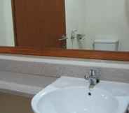 In-room Bathroom 3 Nyiur Resort Hotel Pangandaran