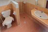 Toilet Kamar WeRest Hotel