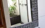 Toilet Kamar 2 Arjuna Homestay Pemuteran