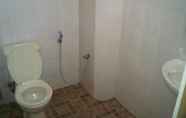 Toilet Kamar 6 Hotel Sea Ambon