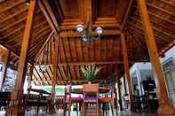 Lobby Kemboja Bed & Breakfast Cafe