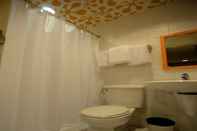 Toilet Kamar The Orange Place Hotel Quezon City