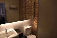 Toilet Kamar Hotel Zamburger Grand Jade