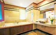 Toilet Kamar 2 MAC Resort Hotel