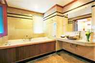 Toilet Kamar MAC Resort Hotel