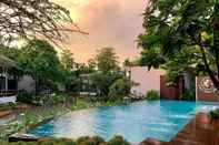 สระว่ายน้ำ Lumphawa Amphawa Resort (SHA Plus+)