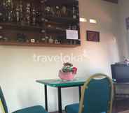 Bar, Cafe and Lounge 3 Hatiga Homestay near Kebun Raya Bogor &  Botani Square