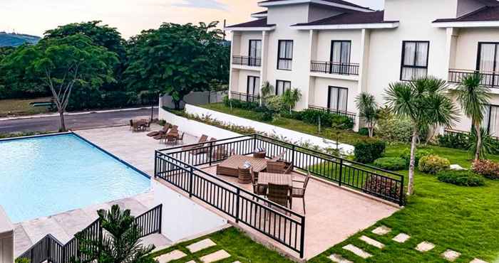 Swimming Pool Thunderbird Resorts & Casinos – Rizal