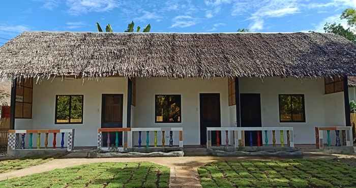 Exterior Lennon's Place Backpacker Hostel