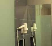 In-room Bathroom 3 Hotel Austin Paradise @ Pulai Utama