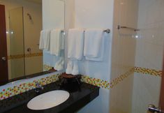 In-room Bathroom 7 Chollada Inn Kamala