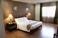 ห้องนอน Crown Royale Hotel