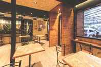 Quầy bar, cafe và phòng lounge Glur Watergate Hostel
