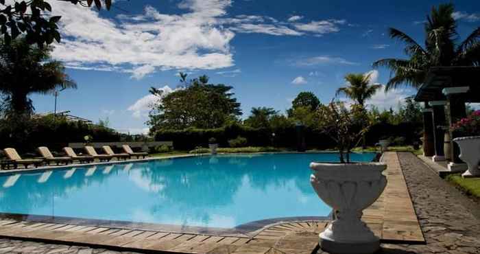 Swimming Pool Santibi's Villa Puncak Resort