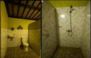 Toilet Kamar 6 Pondok Bulan Cafe & Cottages