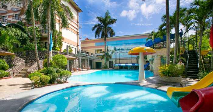 Swimming Pool Queen Margarette Hotel - Main