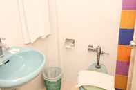 Toilet Kamar River Inn Hotel