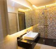 In-room Bathroom 5 P72 Hotel