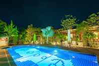 สระว่ายน้ำ Baan Chokdee Pai Resort