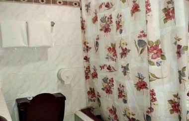 Toilet Kamar 2 Southwinds Hotel