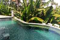 Kolam Renang Euroservices Holiday Villa